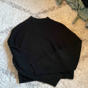 Stickad tröja - Croppad och ribbad jättefin stickad tröja, kommer inte till användning🩷