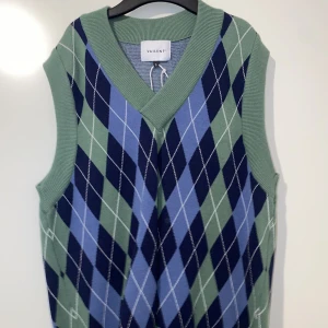 Mönstrad väst - Mönstrad väst, ganska tjock material och är i storleken S. För referens är jag 165 cm lång.