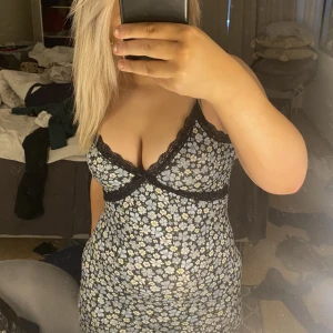 H&M klänning - En fin blommig klänning ifrån H&M, har använt runt 2-3 gånger. Den är i bra skick!👌🏼