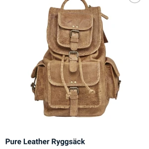 Jakobslals - Superfin Jakobsdals ryggsäck! Aldrig upptagen ut orginalförpackling och alla lappar är kvar. Väskan är i oxläder. Nypris: 2 398  Säljer för: 1 900 Pris kan diskuteras ☺️