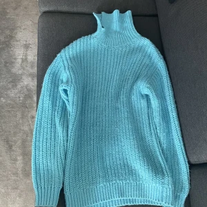 Klänning och stickad tröja - Man kan använda den som tröja och vanlig stickad tröja har blivit använt 3-4 gånger är fortfarande i jätte bra skick 