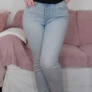 High waisted mom jeans från H&M. Jätte flattering för formen och i bra skick!