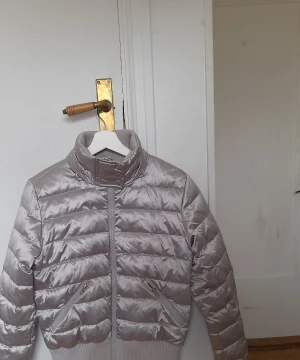 Snygg jacka silver  - Snygg jacka som är i fint skick, använd ca 2 gånger 
