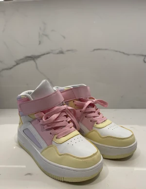 Sneakers  - Sneakers i pastellfärger i storlek 38 (US 7). Aldrig använda pga för små. Hämtas i Lund eller skickas om köparen står för frakten 😄
