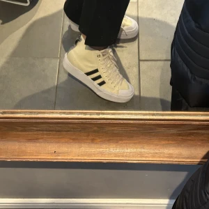 Addidas skor  - Säljer dessa näst intill helt oanvända skorna från Addidas (använda en gång). Väldigt coola, bekväma snygga och perfekta inför vår! 