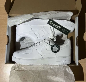 Nike air forces 1 - Helt nya Nike Air forces 1 finns i storlek 42, , 44. StockX tag finns, box och dustbags medföljer.