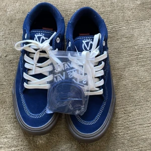 Vans  - Snygga vans skor som aldrig används. Bra till att sketa till