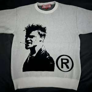 Joy Division Tröja - Cool tröja från Joy Division. Har inte lyckats använda då den är lite för baggy för mig.