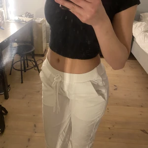Linnebyxor  - Skit snygga helt oanvända linnebyxor som passar perfekt till sommaren. Säljer då jag tycker dom börjar bli lite för korta för mig som 170💗. Köpta för 550kr💕 Bara att höra av sig vid intresse!