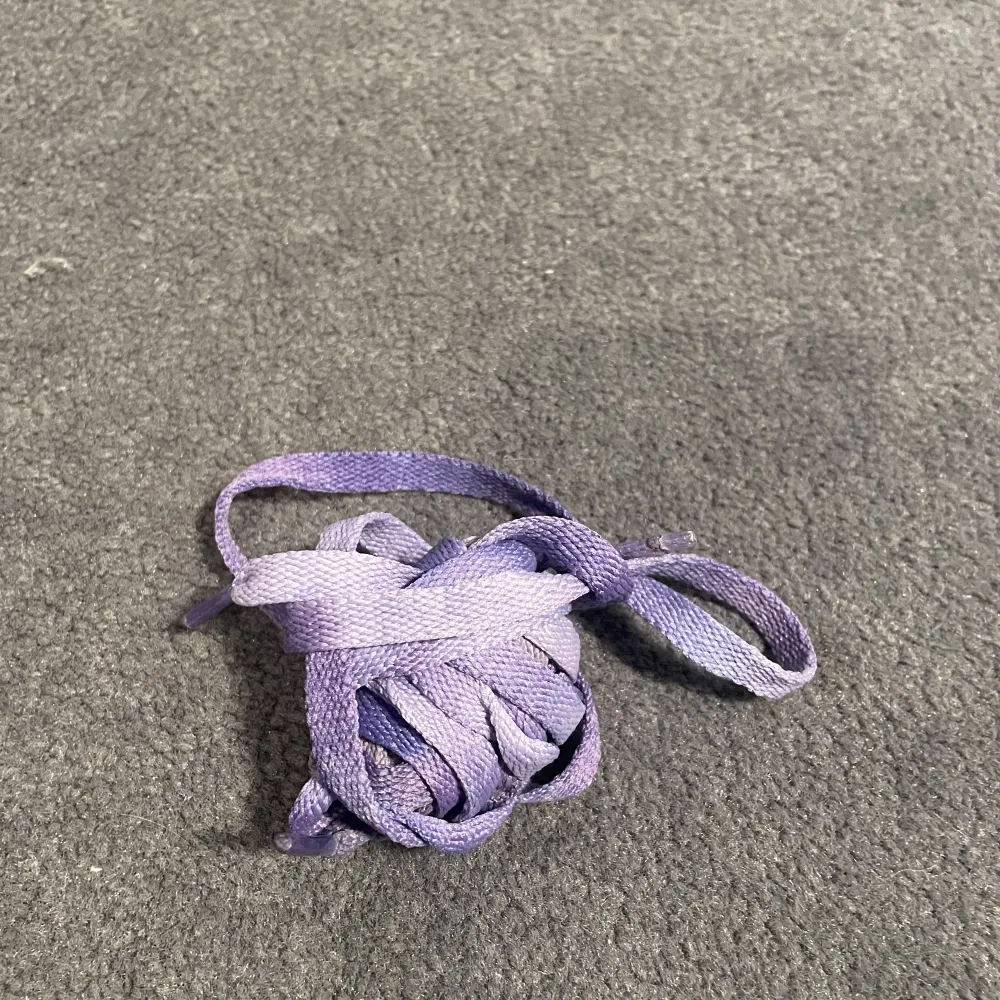 Gamla Jordan 1 court purple Rätt slitna men kan säkert fixas om man orkar och kan  Extra skosnören i lila färg kan skickas med utan extra kost, se sista bilden. Skor.