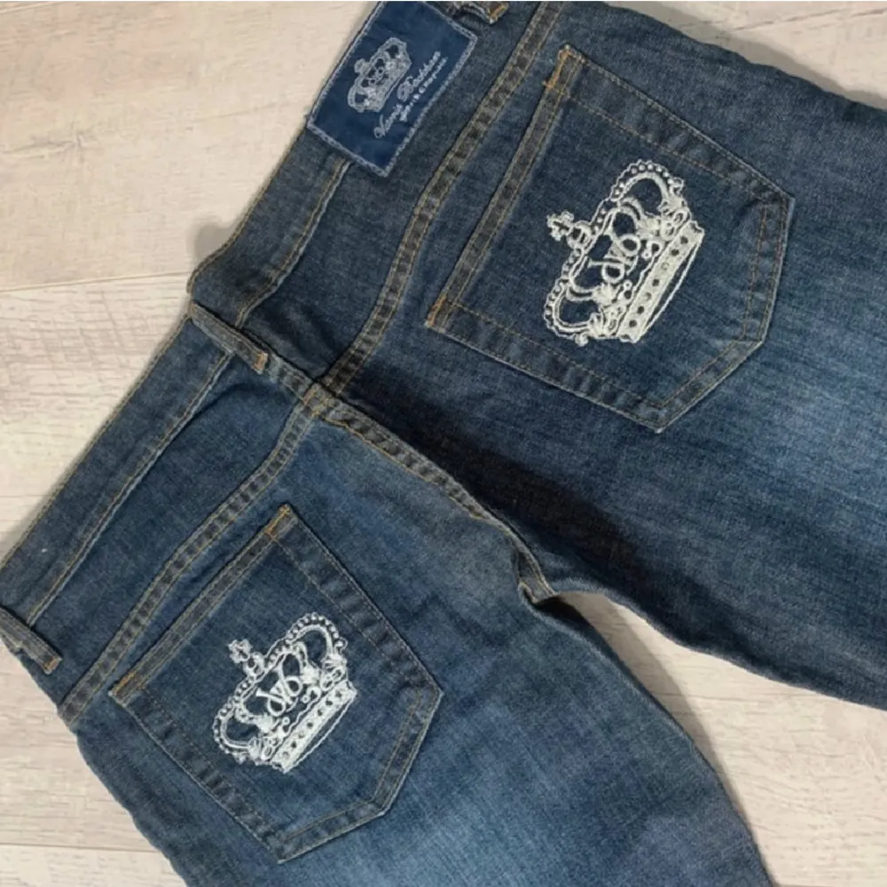 victoria beckham jeans, bootcut, väldigt bra skick och i strl ca 38💞 innerbenslängd: ca 80 cm midja: ca 85cm  höft: ca 105 cm  kontakta privat för fler frågor ❤️ . Jeans & Byxor.