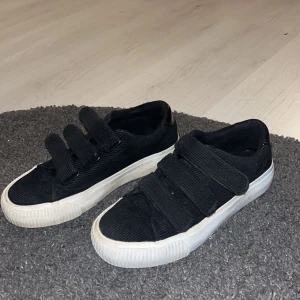 Skor - Ett par ass snygga skor ifrån even&odd dom är köpte i november 2022 och är använda så dom är lite  smutsiga på visa sulan men annars är dom i fint skick. 