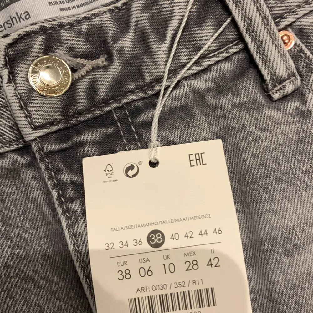 Köpte Jeansen ungefär 2 månader sedan. Hade aldrig tid och lämna tillbaka de så de fick var hemma. Aldrig används, prislappen är fortfarande kvar. . Jeans & Byxor.