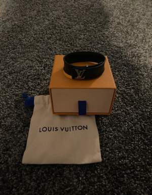 Tjena säljer nu mitt Louis Vuitton armband då jag tröttnat på det! Bra skicka fullt og storlek 19 men passar dom flesta då det finns olika ”hål”