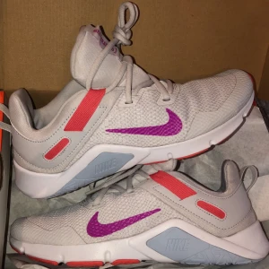 Nike gymskor - Storlek 38, använda en gång på gym. 