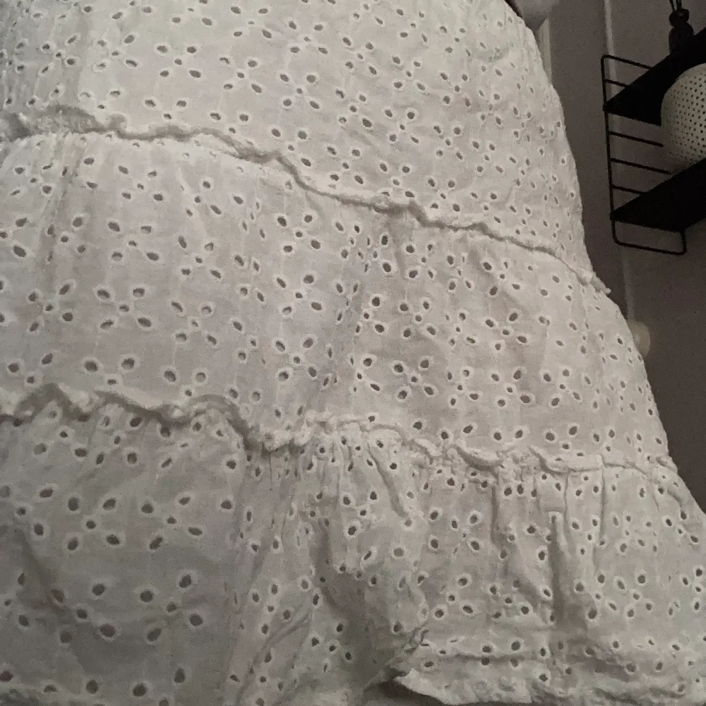 Den här ur gulliga broderade vita kjolen har inte kommit till nytta för mig därför säljer jag den! ❤️‍🔥. Kjolar.