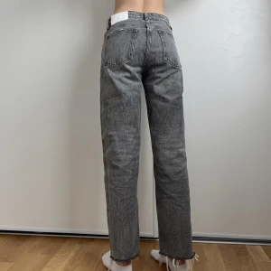 Gråa jeans - Gråa jeans från zara i strl 34. Ankelkorta skulle jag säga. 💗 