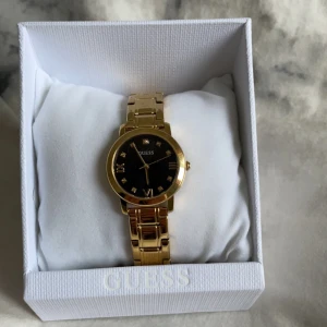 Klocka - En Guess klocka (äkta)  Kommer med förpackning som jag fick den i. Köpt för 1890kr,  den har inte kommit till användning då den är för stor men har gjort den lite mindre men man får med delarna och fixar de i en affär.🙂