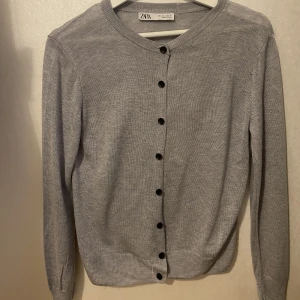 Kofta  - En fin grå kofta från zara, den är snygg att ha över fina sommar toppar eller över ett vanligt linne💕 