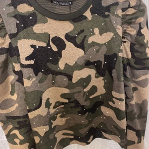 Zara topp  - En helt ny super fin topp med lite puffärmar från zara. Str S men sitter bra på mig som är xs också! 