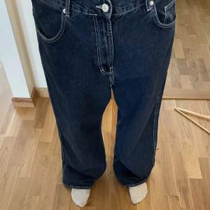 Oversized baggy jeans från märket District Fortysix som finns på Junkyard. Storlek S men väldigt oversized. Nypris 800kr säljer för 400kr, superbra skick!🫶🏻 
