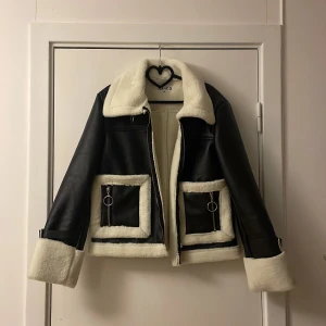 Jacka nakd  - Skit snygg jacka från nakd som tyvärr inte kommer till användning. Endast använd ett fåtal gånger. Storlek 40, frakt tillkommer 