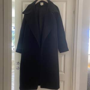 Jag säljer min snygga svarta kappa! Snygg och varm. Om duär intresserad kan jag skicka fler bilder! Bra skick🥰🥰