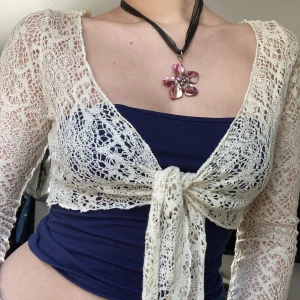 Vintage kräm vit stickad kofta! - Vintage kofta i jätte bra skick! Färgen är kräm vit/sandig och koftan är i storlek xs/s!! Säljer pga lite för liten för mig❤️Använd köp nu funktionen!