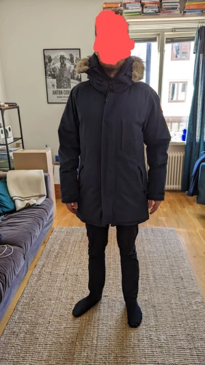 Canada goose herrjacka - Säljer min killes parka från Canada Goose. Denna modellen är lite slimmare och inte så bulkig som många andra vilket är otroligt snyggt. Storlek XL. Passar perfekt till 183 längd. Normalt slitage vid ena handleden som enkelt kan sys om man önskar det.