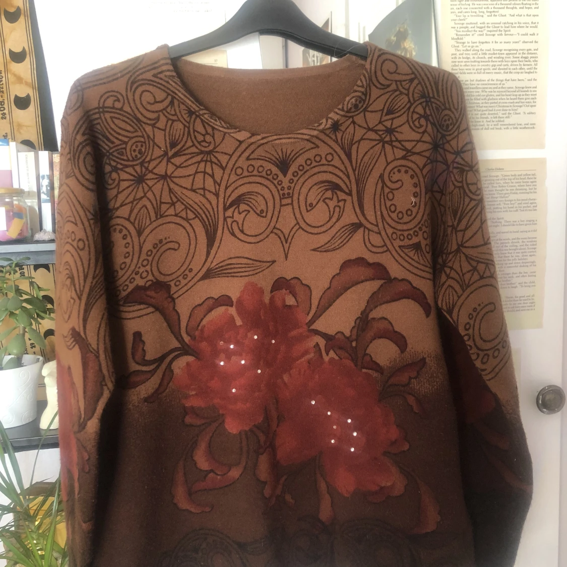 Tröja med mönster och diamanter