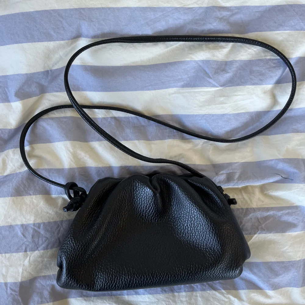 Säljer denna svarta bottega liknande väskan i italienskt läder. Den är köpt i Milano för ca 80€. Använd ett fåtal gånger så är helt i nyskick. Går att reglera axelbandet. . Väskor.