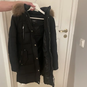 Jacka  - Hej! Då var det dags att sälja min älskade jacka, pga förliten storlek. Jätte skön och verkligen en varm och bra jacka, verkligen en bra längd. Använd en vinter och precis som en ny, ingen skada eller något. (Ny pris 5 299kr) kan diskutera pris!!