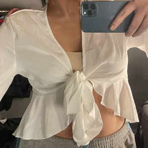 ”Blus”  - Oanvänd typ som en blus  Perfekt inför sommaren.  Jag själv skulle vilja ha kvar den men säljs pågrund av för mycket kläder!  Inga defekter bara legat i gaderoben! 