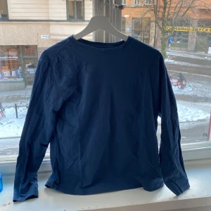 Zara tröja - Fin basic zara tröja från barnavdelningen men väkdigt stor i storleken!! Skulle passa m eller s väldigt baggy💓