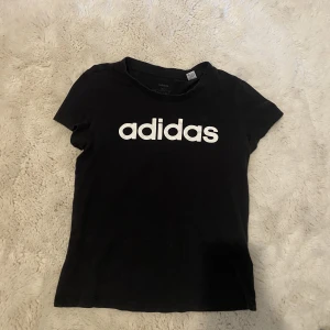 Adidas t-shirt - Aldrig använd (Rensar garderoben därför vill jag sälja allt billigt) 