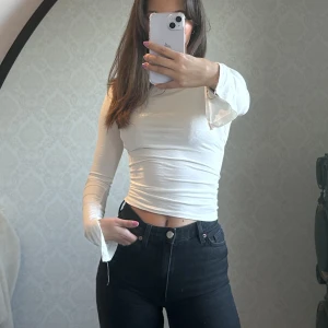 Gina tricot långärmad topp - Hejsan! Säljer två stycken av dessa tröjor, den ena vit och den andra beige. Den vita är nästan helt ny och den beige är använd men i gott skick! 😊 den vita för 100kr och den beiga för 60kr