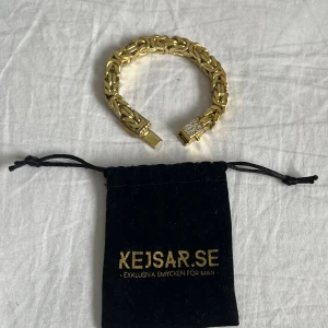 Kejsar armband  - Top skick färgen har inte lossnat bara lite vid kistlåset kistlåset har cz diamanter och den är 10 mm bredd 20.5 cm  köpt för 1600