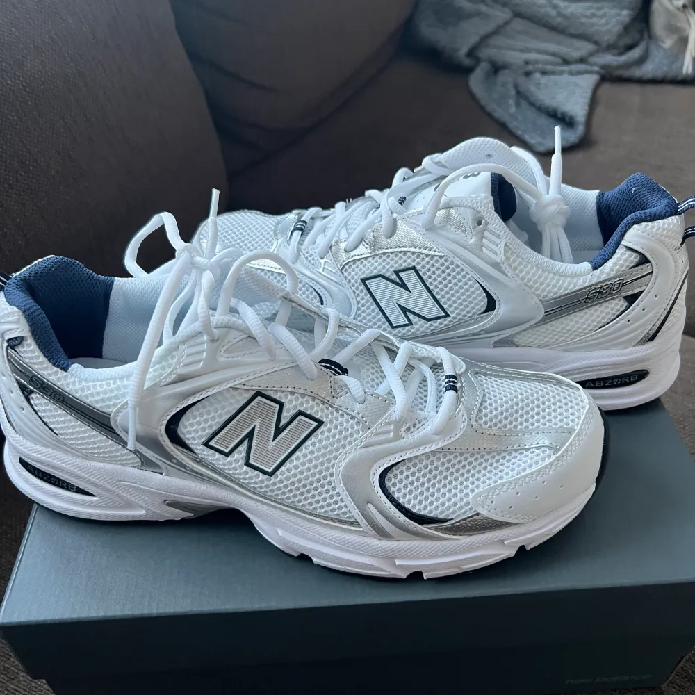 Helt nya new balance! Endast testade,storlek 44, Säljer pga fel storlek. Skor.