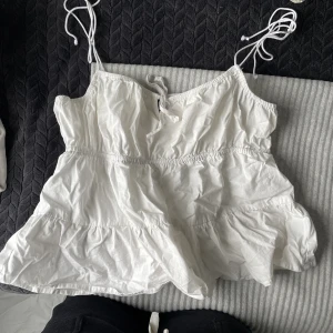 Vit topp - Så gullig topp, aldrig använd❤️‍🔥❤️‍🔥 
