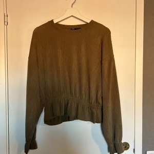 långärmad blus - blus från zara, mörkgrön med lite volang längst ner. sparsamt använd 