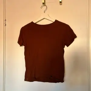 inte lika röd i verkligheten, mer brun t-shirt från pull and bear