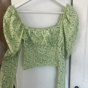 Asos tröja topp blommig - Jättefin tröja eller topp till sommaren från asos i storlek small🌼