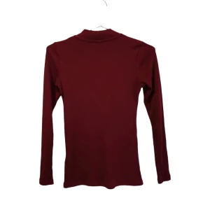 Uniqlo toppar  - Mörkröd toppar 