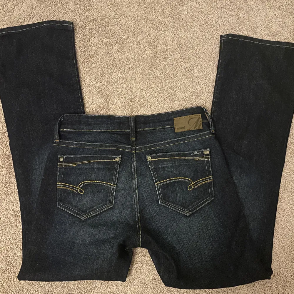 Säljer dessa skit snygga lågmidjade jeans från zalando. jag har bara använt dessa en gång ute. Säljer för att dom har inte kommit till användning. Köpte dom för 629 kronor i storlek 26 x 30, brukar ha S. Jag är 1,58 cm💕✨. Jeans & Byxor.