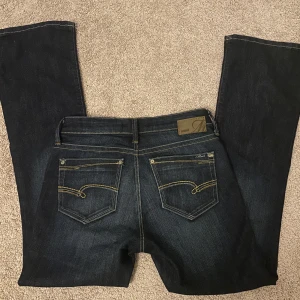  Low waist jeans från Zalando - Säljer dessa skit snygga lågmidjade jeans från zalando. jag har bara använt dessa en gång ute. Säljer för att dom har inte kommit till användning. Köpte dom för 629 kronor i storlek 26 x 30, brukar ha S. Jag är 1,58 cm💕✨