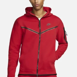 Huvtröja - Nike tröja från herr avdelningen i stl L, den är väll använd men inga fel eller defekter, säljer då den knte kommer till användning. Skriv för egna bilder