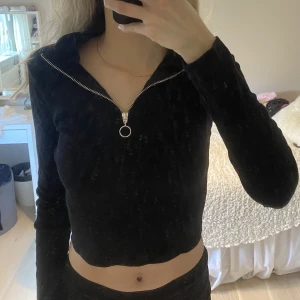 Tröja med halv zip - Snygg tröja i ett ribbat material och som har halv zip med en ring vid dragkedjan. Aldrig använd! 💓💓