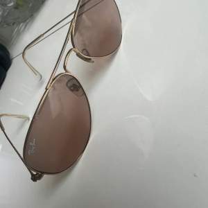 Ray-ban glasögon äkta. Använd skick medföljer ingen kvitto eller fodral,kanske kan fixa ett vanligt fodral som inte tillhör den så den skyddas vid frakt. Modell ray-ban large metal 001/3e 