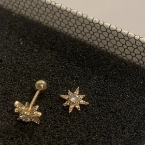 Piercing - (Inte riktig) Guld med diamant och stjärna/sol. Aldrig använd💘⚠️