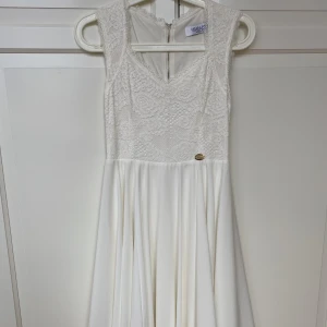 Studentklänning  - Vit oanvänd studentklänning. Taggen är kvar. Nypris runt 600-700kr 